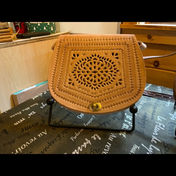 New Spanish Leather Cream 9.25X8”Cross Shoulder Bag adjustable length 2 dividers - Picture 4 of 8